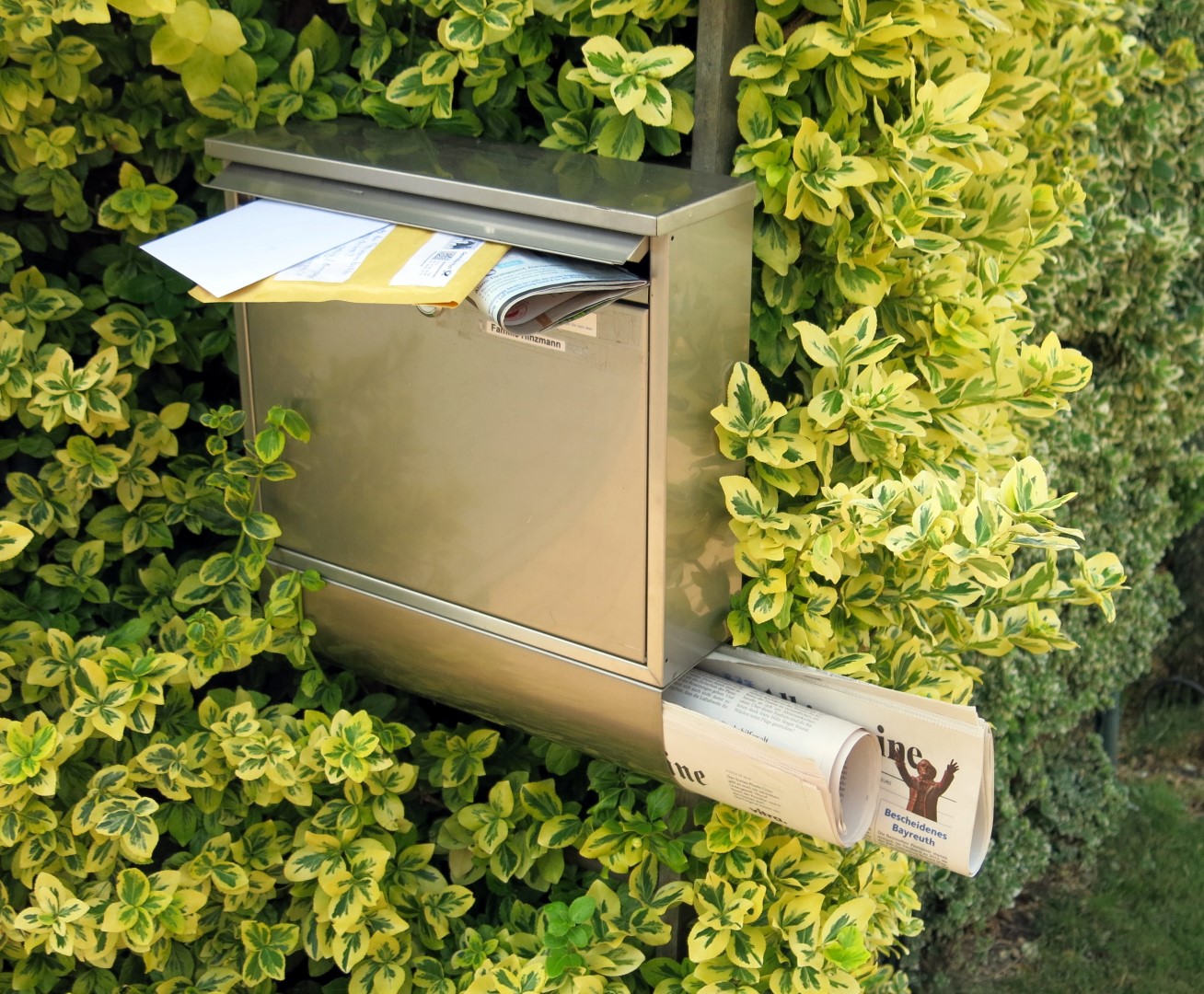 Tipps für die Urlaubsseit: Ein überquellender Briefkasten ist ein Sicherheitsrisiko.